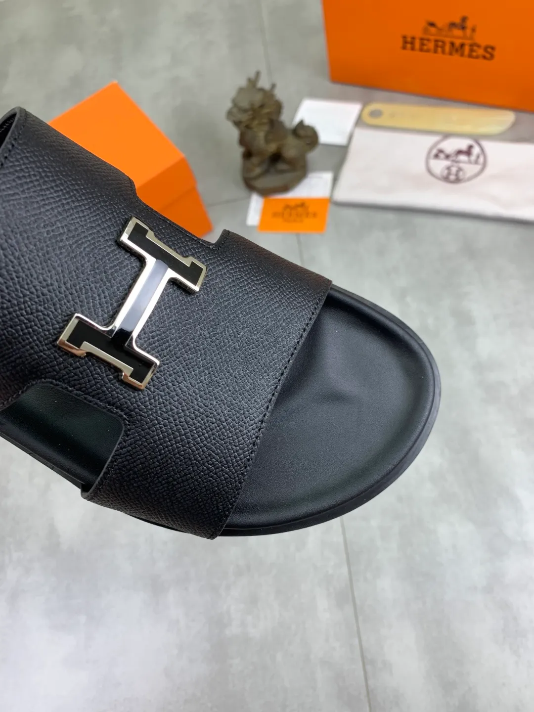 Men's shoes 💰P440 New [HERMES] high-end quality new Hermès slippers, made of imported calfskin, wear-resistant and non-slip rubber outsole. Fashionable and elegant code number: 39-44 (38 45 46 customized)